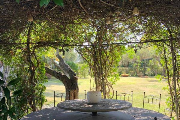 Tavolo in pietra sotto al gazebo di casa Carlotta